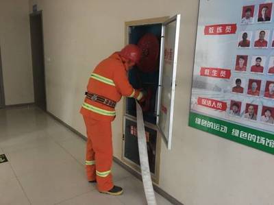 江南消防大隊檢查中心微型消防站并指導(dǎo)消防演練